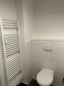 a bathroom with a white toilet in a room at Günstige Ferienwohnung 2 Pers zentral Hamburg BoLA 48 in Hamburg