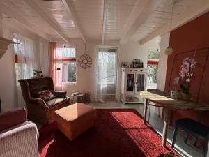 ein Wohnzimmer mit Sofa und Tisch in der Unterkunft Slowflower in Ophemert