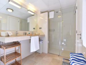 een badkamer met een wastafel en een douche bij Las Barcas in San Agustin +43 foto's