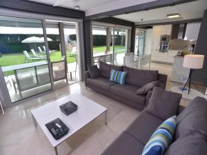 een woonkamer met een bank en een tafel bij Las Barcas in San Agustin