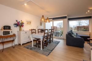 a kitchen and living room with a table and chairs at Fully equipped holiday home for 6 in Nieuwpoort