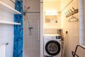 a washing machine in a bathroom with a shower at Fully equipped holiday home for 6 in Nieuwpoort