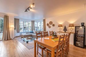 a living room with a table and a couch at Appartement Montfleuri in Ostend