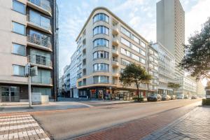an empty street in a city with tall buildings at Appartement Montfleuri in Ostend
