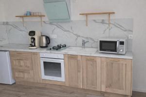 a kitchen with a microwave oven and a sink at Residence Mara Dea in Galeria
