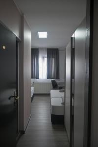 ein Zimmer mit einem Bett, einer Couch und einem Fenster in der Unterkunft Hostel M in Maribor