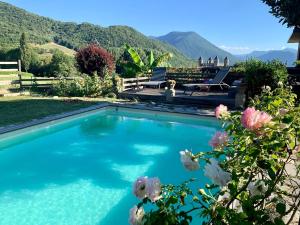 a swimming pool with mountains in the background at Exceptional house with a pool in Jarrie