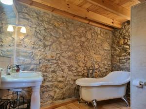 a bathroom with a sink and a bath tub at Casa Rural Haiku in Bojar +44 photos