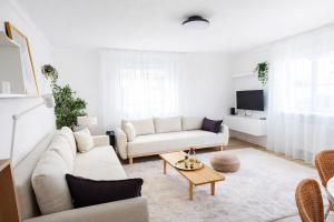 a white living room with a couch and a table at Stilvolle Residenz am LU Mitte in Ludwigshafen am Rhein