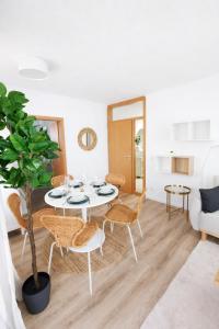 a white living room with a table and chairs at Stilvolle Residenz am LU Mitte in Ludwigshafen am Rhein