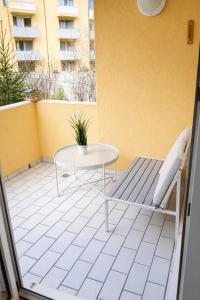 a patio with a table and a bench on a balcony at Stilvolle Residenz am LU Mitte in Ludwigshafen am Rhein