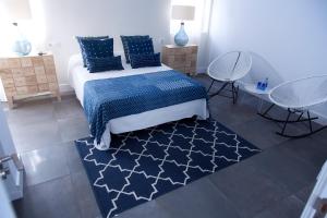 Posteľ alebo postele v izbe v ubytovaní Hostal La Casa Sanlúcar + 37 fotografií