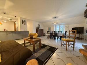 a living room with a couch and a table at Millerou in Montory