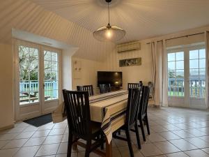 a dining room with a table and chairs at Millerou in Montory