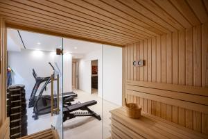 ein Fitnessstudio mit Holzvertäfelung und einer Glaswand in der Unterkunft Seanatra Luxury Villas in Ferma
