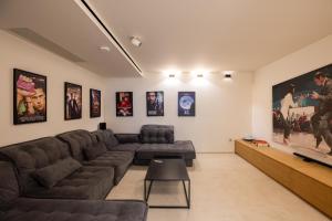 ein Wohnzimmer mit Sofa und Fernseher in der Unterkunft Seanatra Luxury Villas in Ferma
