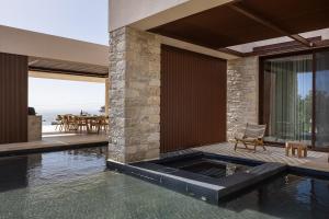 ein Haus mit Swimmingpool und Terrasse in der Unterkunft Seanatra Luxury Villas in Ferma