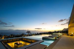 ein Haus mit Swimmingpool bei Sonnenuntergang in der Unterkunft Seanatra Luxury Villas in Ferma