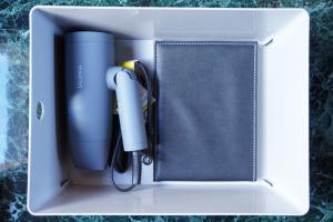 a white box with a pen and a cup at 灯GuestHouse in Aizuwakamatsu