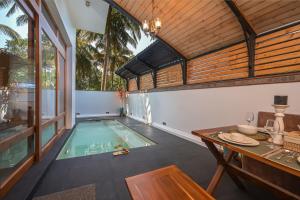 an indoor swimming pool in a house with a table at Anjuna Casa Nova in Jāmb