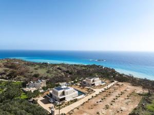 Luftaufnahme eines Gebäudes und des Meeres in der Unterkunft Seanatra Luxury Villas in Ferma + 125 Fotos