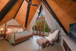 a bedroom with a bed and a large window at Anjuna Casa Nova in Jāmb +57 photos