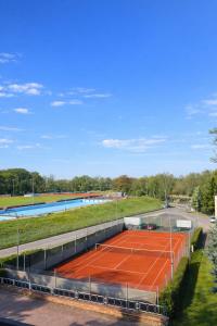 an overhead view of a tennis court at Hotel Olimpik Park in Słubice