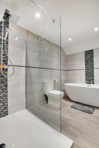 a bathroom with a tub and a toilet and a sink at 5 Bed in Bala oc-bow163 in Bala +17 photos
