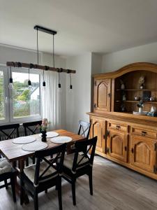 a dining room with a wooden table and chairs at Mia's Landzeit in Nettersheim