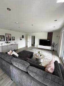 a living room with a couch and a table at Mia's Landzeit in Nettersheim