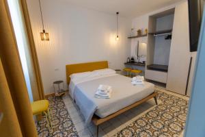 a small bedroom with a bed and a kitchen at La Dimora dei WaLori in Bisceglie