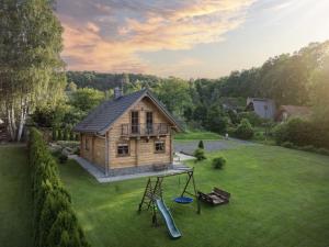 a small house in a yard with a frisbee at Domek z bali in Jarnołtówek