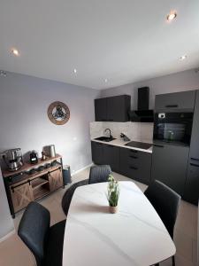 a kitchen and dining room with a table and chairs at Güden Pearl Bhaven Deck 6 ,Exklusive große Wohnung,Hochwertige Ausstattung,Privatparkplatz & Carport,Großer Garten mit Gartenhaus,Langzeitaufenthalt in Bremerhaven