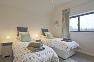 a bedroom with two beds and a window at 2 Bed in Leiston oc-cqa in Theberton