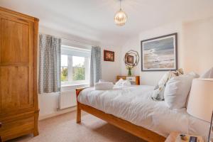 a bedroom with a bed and a window at 3 Bed in Bodham oc-1638 in Bodham