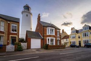 a lighthouse sitting on the side of a street at 5 Bed in Southwold oc-tlw in Southwold