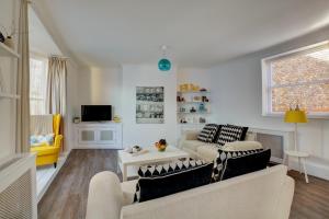 a living room with a couch and a tv at 3 Bed in Cromer oc-1727 in Cromer