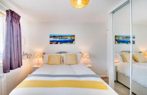 a bedroom with two beds and two lamps at 3 Bed in Abersoch oc-kook72 in Abersoch