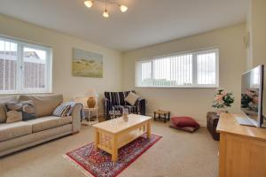 a living room with a couch and a table at 2 Bed in Walcott oc-2209 in Walcott