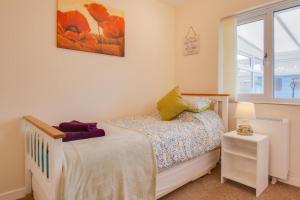 a small bedroom with a bed and a window at 2 Bed in Walcott oc-2209 in Walcott
