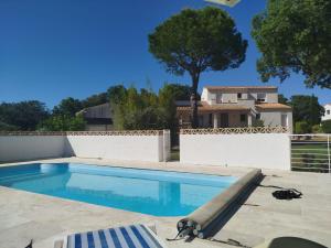 a swimming pool in front of a villa at le Cocon du Causse in Causse-de-la-Selle