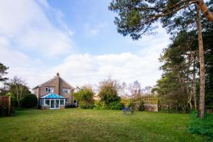 a house with a yard with a bench in front of it at 3 Bed in Cley oc-2122 in Cley next the Sea