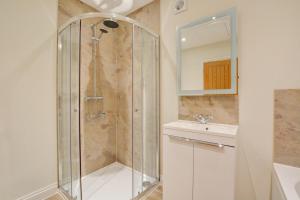 a bathroom with a shower and a sink at 3 Bed in Elsing oc-1973 in Elsing +27 photos