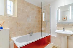 a bathroom with a bath tub and a sink at 3 Bed in Sustead oc-1880 in Felbrigg +19 photos