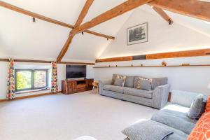 a living room with two couches and a tv at 3 Bed in Sustead oc-1880 in Felbrigg