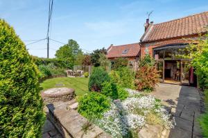 a garden in front of a brick house at 3 Bed in Sustead oc-1880 in Felbrigg