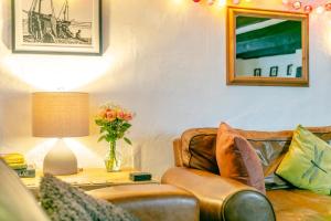 a living room with a couch and a table with a lamp at 2 Bed in Appledore oc-drum in Appledore