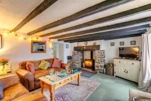 a living room with a couch and a fireplace at 2 Bed in Appledore oc-drum in Appledore