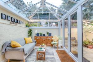 a conservatory with a couch and a glass roof at 2 Bed in Appledore oc-drum in Appledore