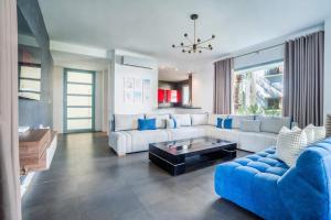 a living room with a blue couch and a blue chair at Résidence Luxe avec Plage Privée in Bouznika